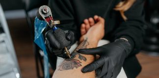 Woman with face tattoos rants after store denies her retail job