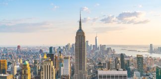 Couple scales Empire State Building – people question true intentions